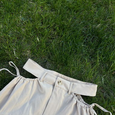 Pantalon avec trou au niveau des hanches
