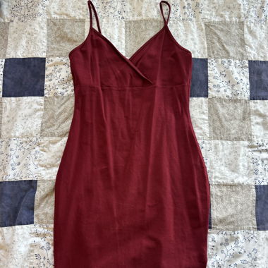 Robe bordeaux à fines bretelles