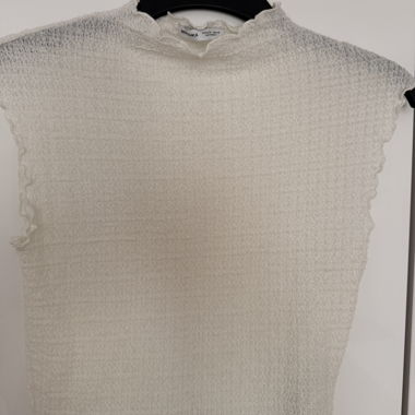Summer top with light collar