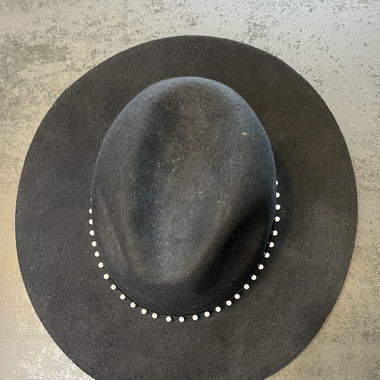 Chapeau avec des perles 