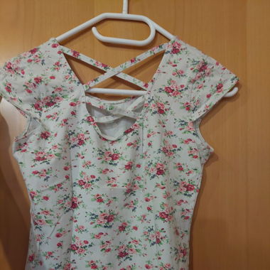 Rückenfreies Blumenshirt