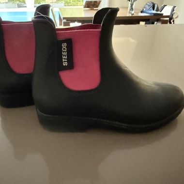 STEEDS Gummistiefeletten schwarz pink