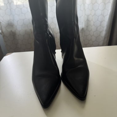 Schwarze Stiefeletten mit Absatz