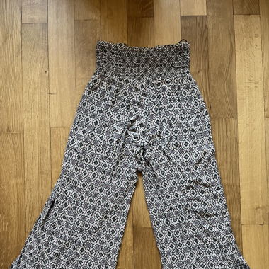 Sommerhose mit weitem Schlitz 