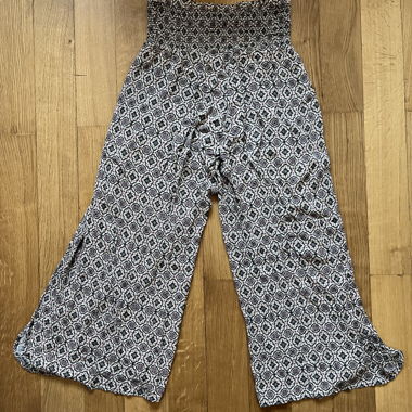 Sommerhose mit weitem Schlitz 