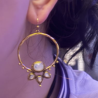 Creoli dorate boho con look di pietra di luna