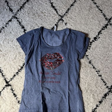 Blue T-shirt with sequin lips