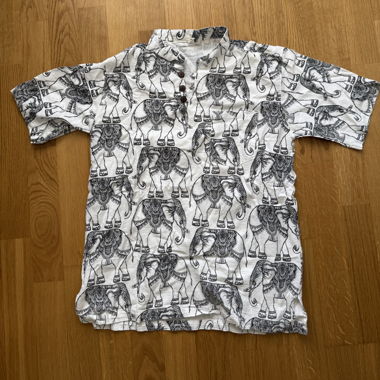 White elephant print short sleeve shirt