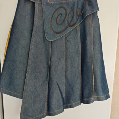 Asymmetrischer Jeansrock mit gelbem Futter