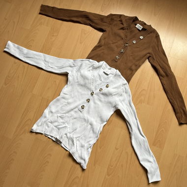 Zwei Pullover 