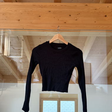 Schwarzer gerippter Pullover
