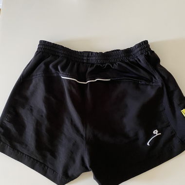 kurze schwarze Sporthose