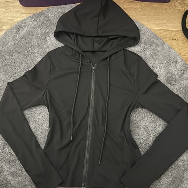 Veste à capuche noire