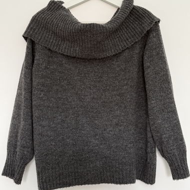 Maglione in maglia grigio scollatura sulla spalla