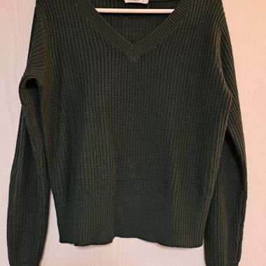 Grüner Strickpullover
