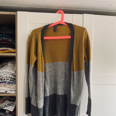 Gelb, grauer Cardigan