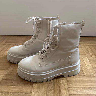 Weisse Schnürstiefel