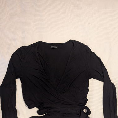 Schwarzes Wickel-Top