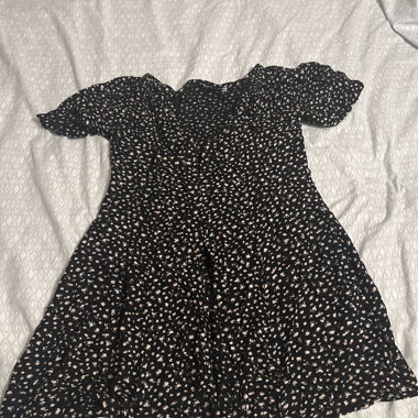 Schwarzes geblümtes Kurzarmkleid mit Knopfleiste