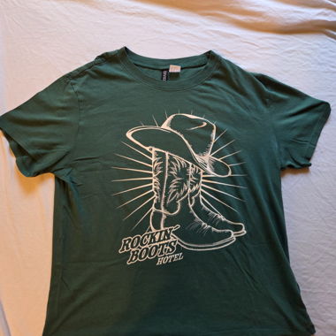 t-shirt verde con stampa