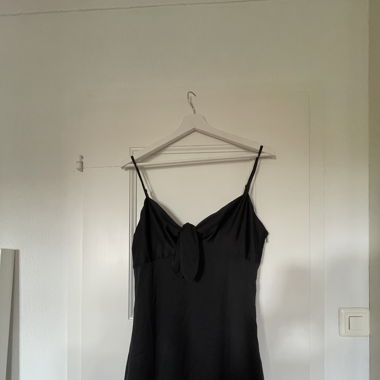 Schwarzes Kleid