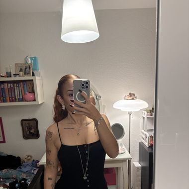 Schwarzes elastisches Kleid