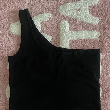 Black single-sleeved crop top