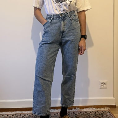 Hellblauer High-Waist Mom-Jeans