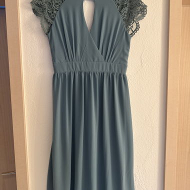 Blaugrünes Midikleid mit Spitzenärmeln