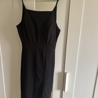 Robe midi noire à fines bretelles spaghetti