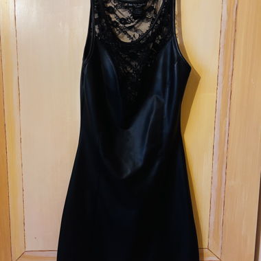 Abito nero in pizzo