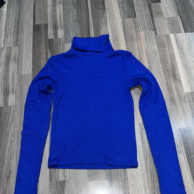 Blauer Rollkragenpullover