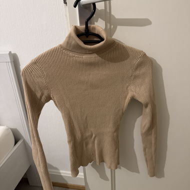 Maglione Beige a Coste con Collo Alto