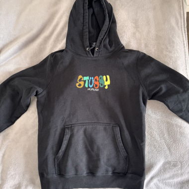 Sweat à capuche Stüssy noir avec impression colorée