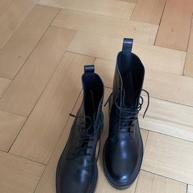 Schwarze Lederschnürstiefel