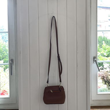 purse with small compartments and large opening
