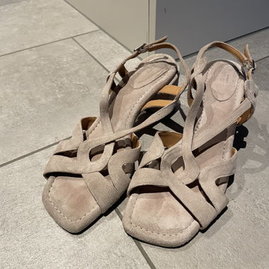 Sandales en daim beige
