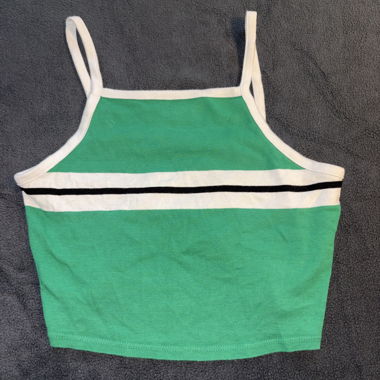 Top corto verde con spalline sottili