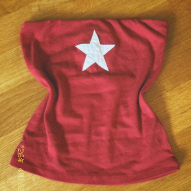 Haut bandeau rouge avec étoile