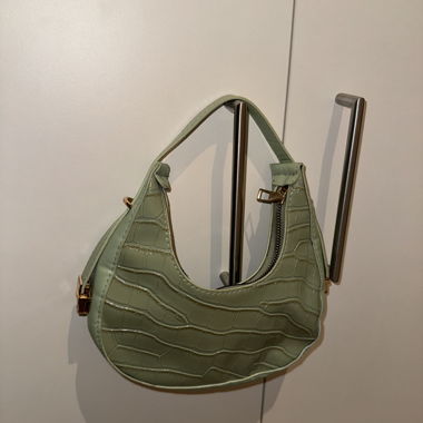 Grüne Schultertasche