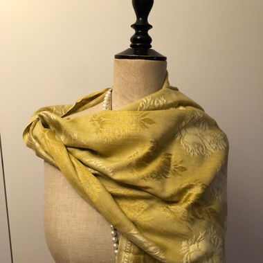 Elegante indische Stola in goldgrün