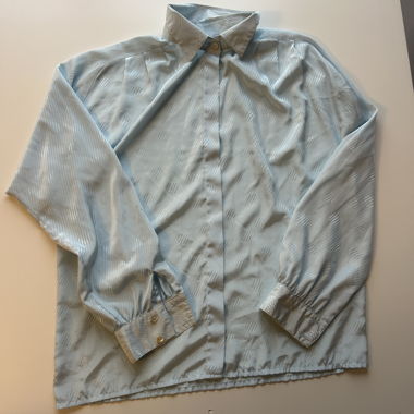 Hellblaue Bluse mit Muster