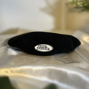 Schwarzes Samt-Beret mit Tag – XS/S