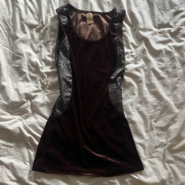 Abito midi in velluto Y2K con paillettes stampa ghepardo
