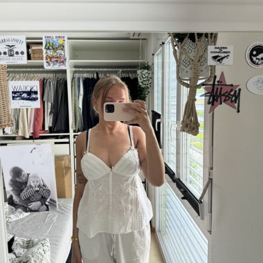 Top bianco con spalline sottili