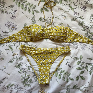 Bikini giallo con fiori