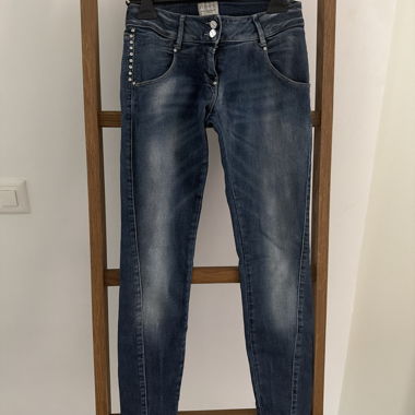 Blue denim jeans with Met brand decorations, size 27
