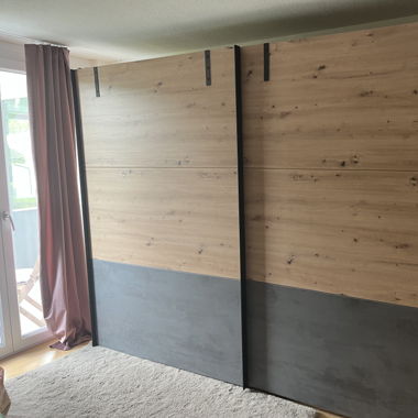 Schwebetürenschrank aus Eiche 