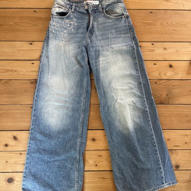 Blaue Jeans mit Stickerei