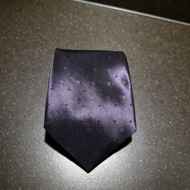 Cravatta elegante in seta viola geometrica